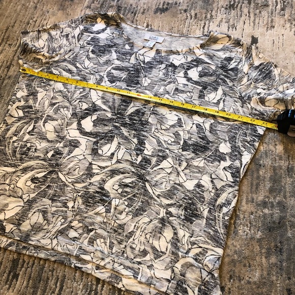 Croft & Barrow PL SS floral print tee in greys - Picture 4 of 7